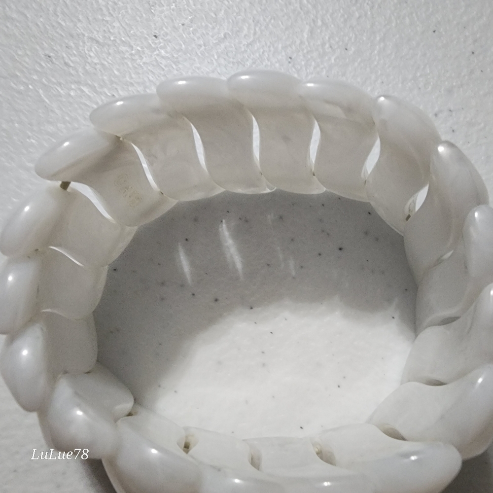 Avon White Stretch Bracelet - Picture 4 of 10